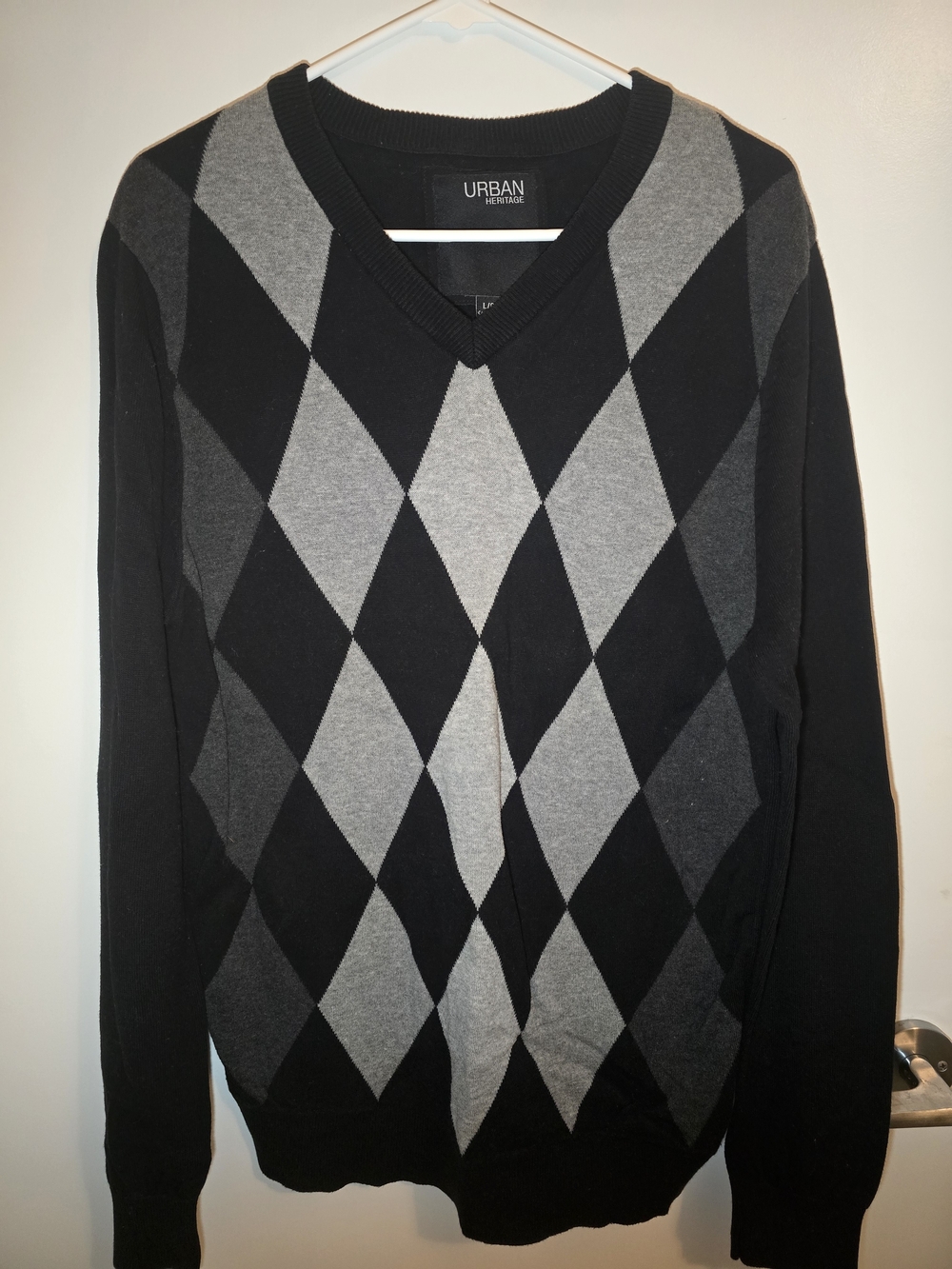 Urban Heritage Men's Black & Gray Argyle V-Neck Sweater